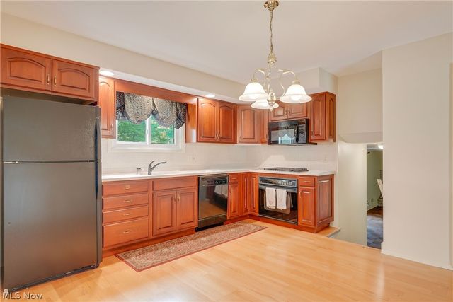 4880 Maple Hill Drive, Seven Hills, OH 44131