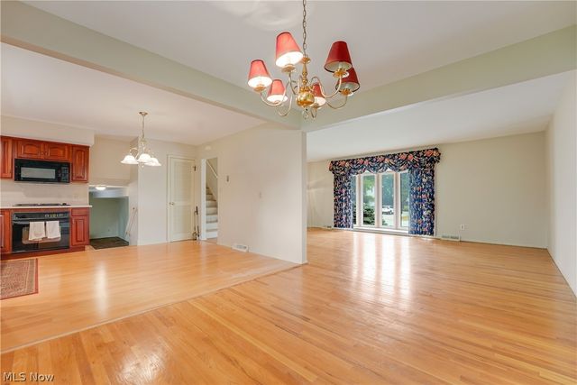 4880 Maple Hill Drive, Seven Hills, OH 44131