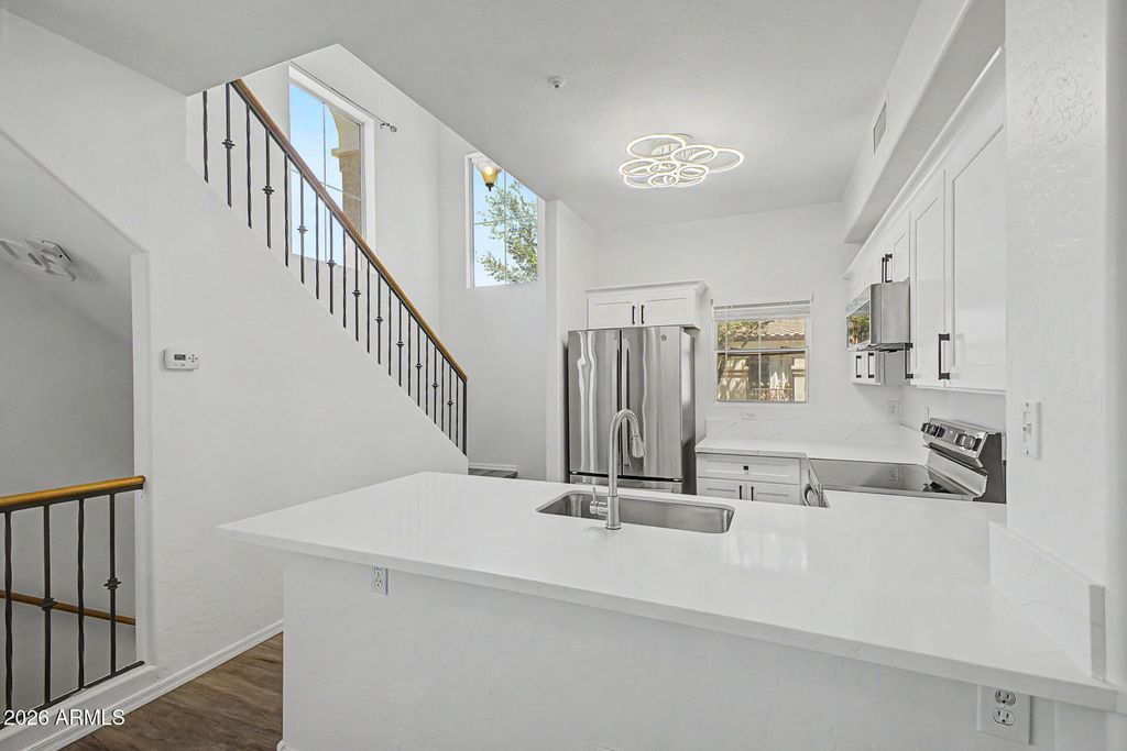 Image 11 of property listing at 166 W LAUREL Court, Gilbert, AZ 85233