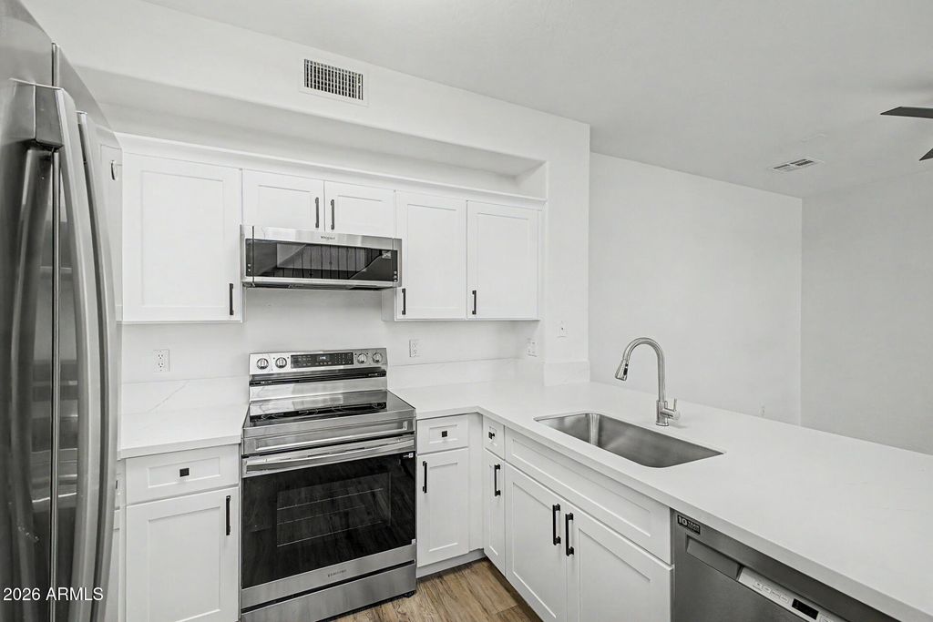 Image 15 of property listing at 166 W LAUREL Court, Gilbert, AZ 85233