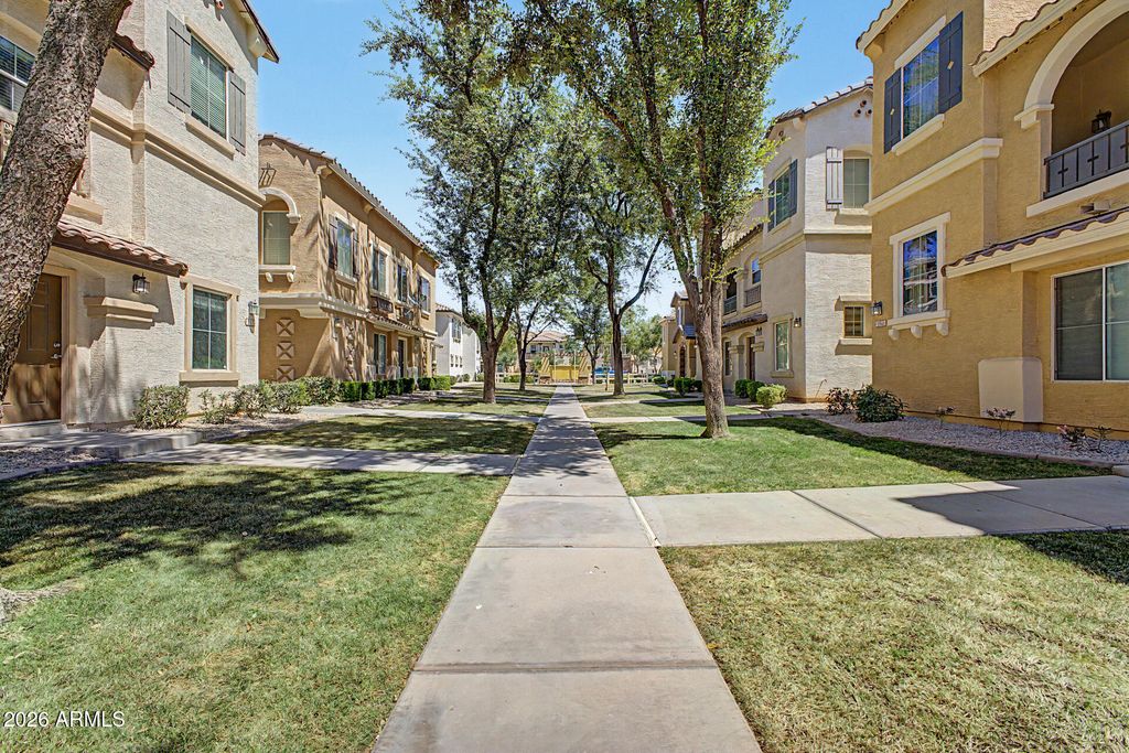 Image 34 of property listing at 166 W LAUREL Court, Gilbert, AZ 85233