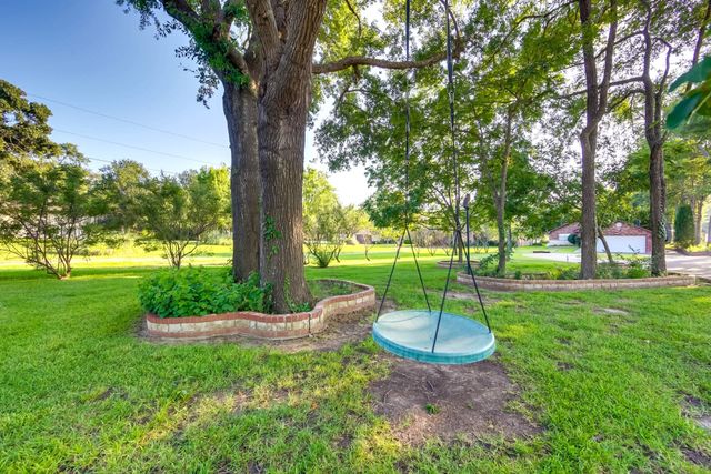 186 Bushwhacker Drive, Mabank, TX 75156