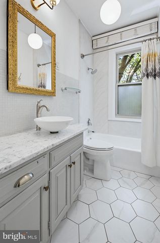 211 E CHESTNUT ST, Lancaster, PA 17602