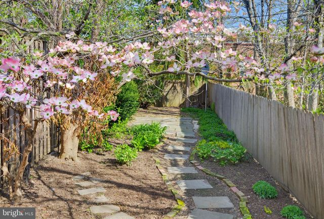 211 E CHESTNUT ST, Lancaster, PA 17602
