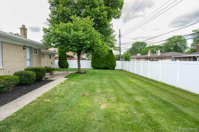 32400 Northampton Drive, Warren, MI 48093