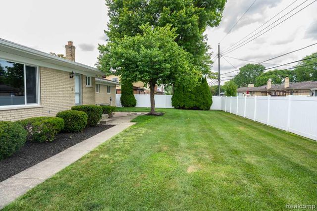 32400 Northampton Drive, Warren, MI 48093