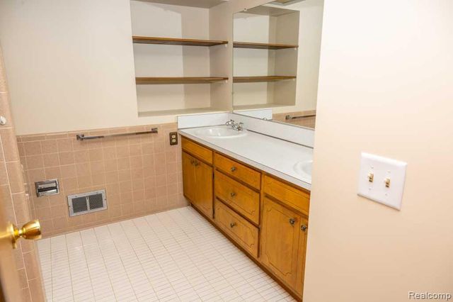 32400 Northampton Drive, Warren, MI 48093