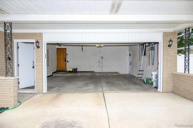 32400 Northampton Drive, Warren, MI 48093