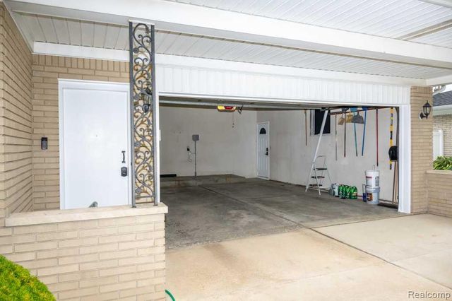 32400 Northampton Drive, Warren, MI 48093