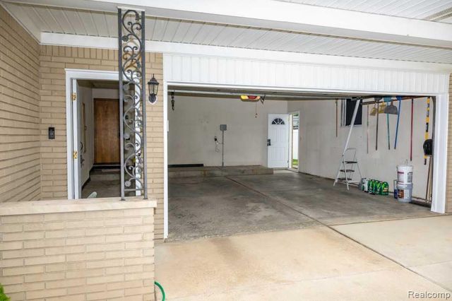 32400 Northampton Drive, Warren, MI 48093