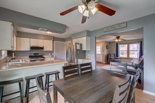 90 E Countryside Drive, Evansville, WI 53536