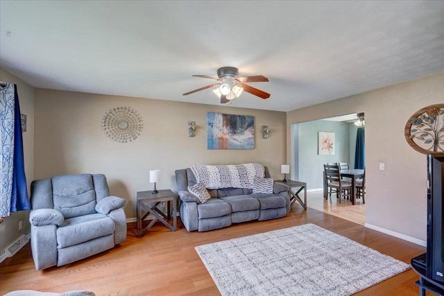 90 E Countryside Drive, Evansville, WI 53536