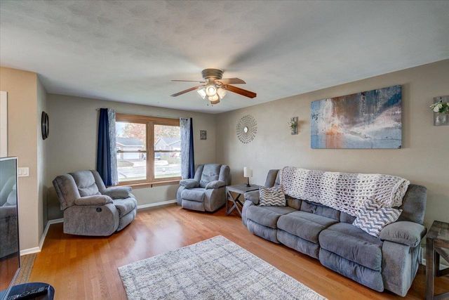 90 E Countryside Drive, Evansville, WI 53536