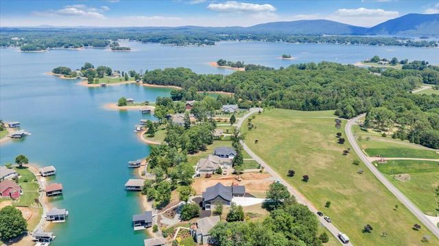 775 Compass Cove CIR, Moneta, VA 24121