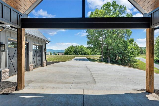 775 Compass Cove CIR, Moneta, VA 24121