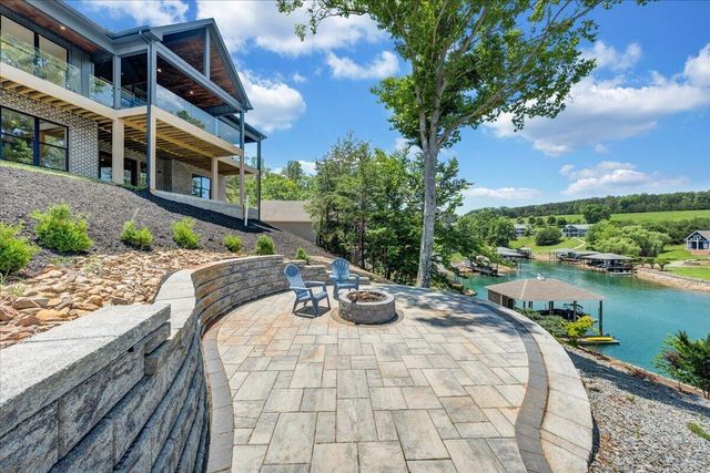 775 Compass Cove CIR, Moneta, VA 24121
