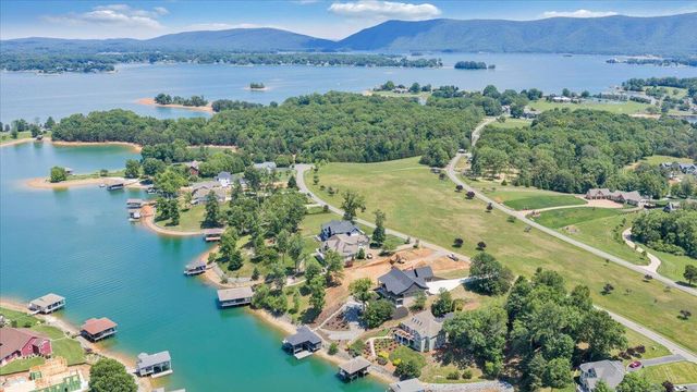 775 Compass Cove CIR, Moneta, VA 24121
