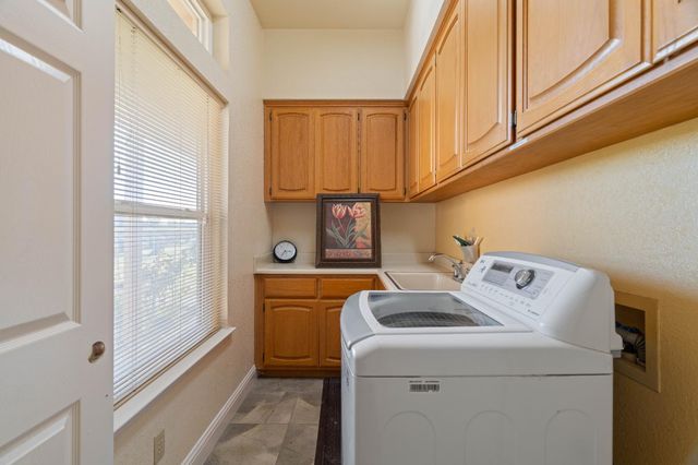 2721 Lock Ave, Sacramento, CA 95822