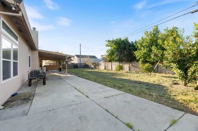 2721 Lock Ave, Sacramento, CA 95822