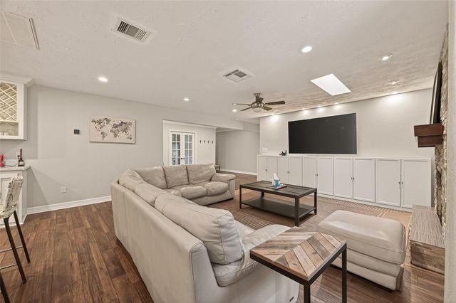 11102 Hillcroft Avenue, Houston, TX 77096