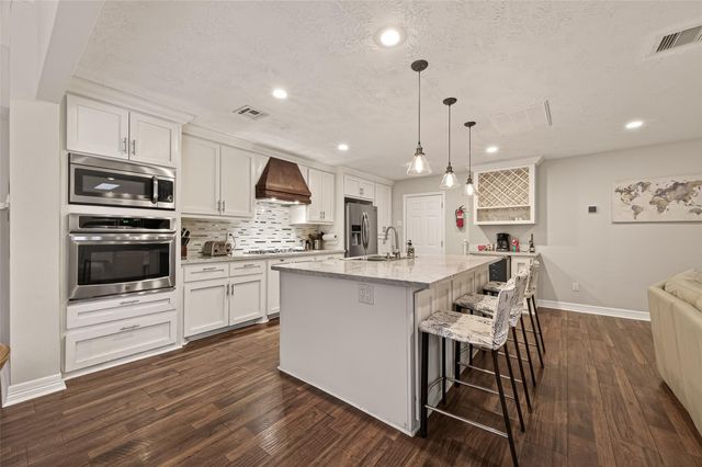 11102 Hillcroft Avenue, Houston, TX 77096