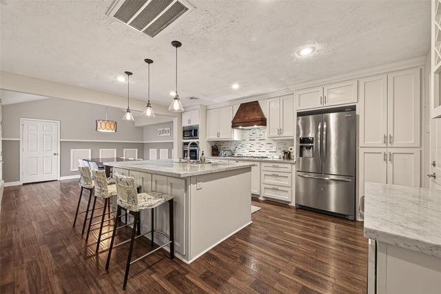 11102 Hillcroft Avenue, Houston, TX 77096