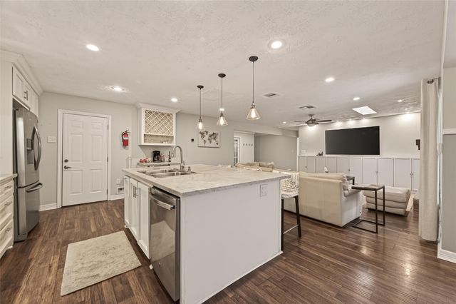 11102 Hillcroft Avenue, Houston, TX 77096