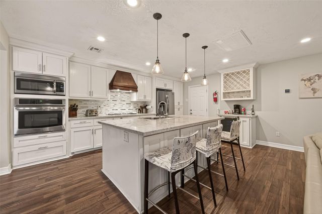 11102 Hillcroft Avenue, Houston, TX 77096