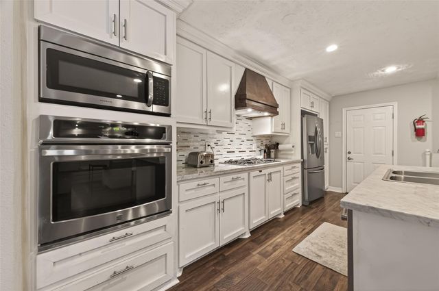 11102 Hillcroft Avenue, Houston, TX 77096