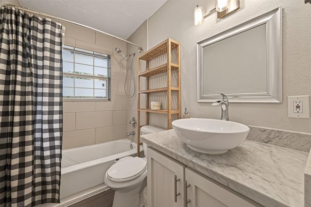 11102 Hillcroft Avenue, Houston, TX 77096