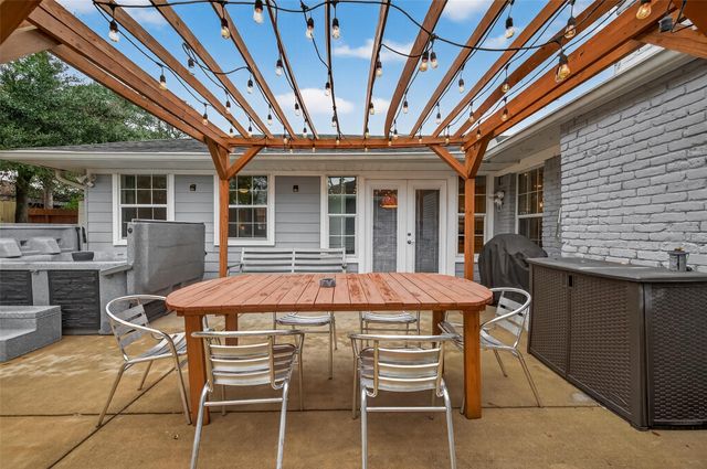 11102 Hillcroft Avenue, Houston, TX 77096