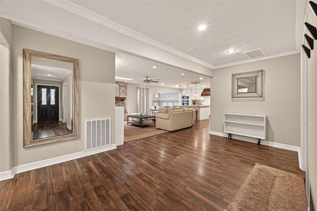 11102 Hillcroft Avenue, Houston, TX 77096