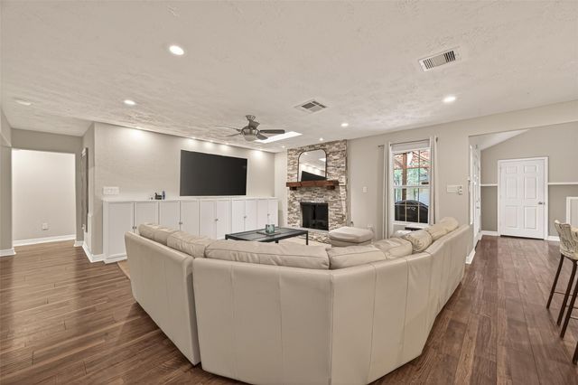 11102 Hillcroft Avenue, Houston, TX 77096