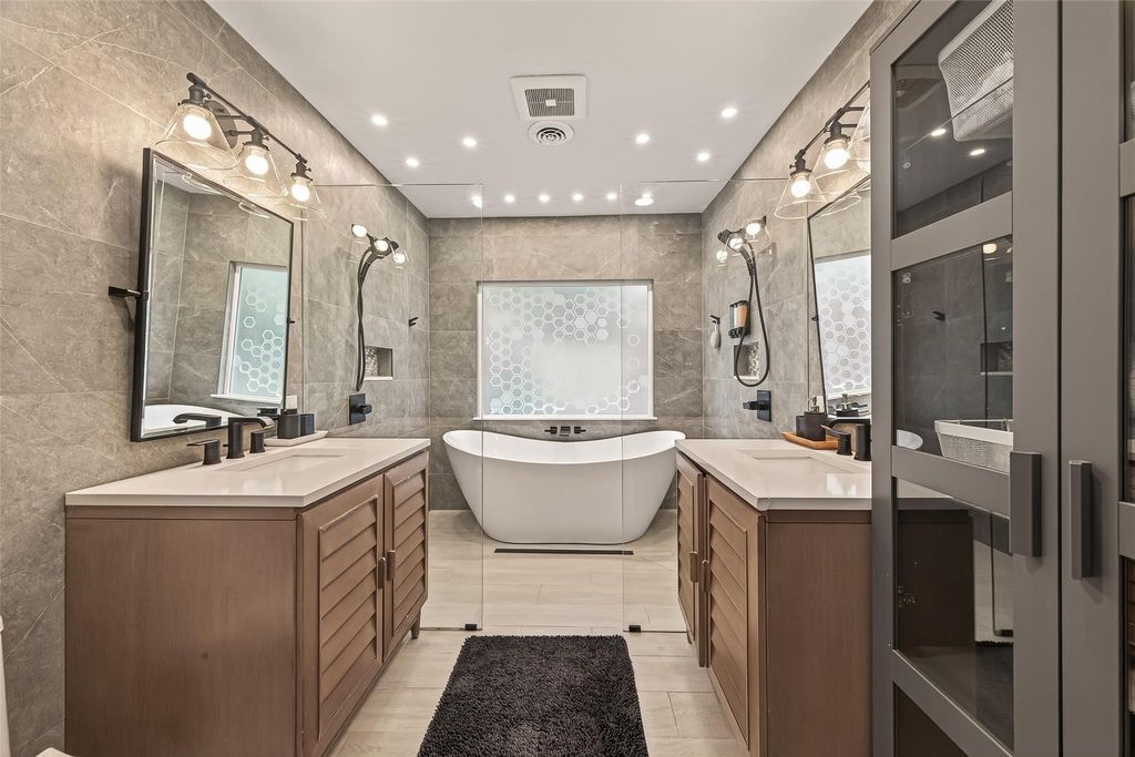 11102 Hillcroft Avenue, Houston, TX 77096