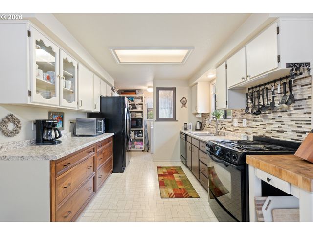 479 2ND St, Elkton, OR 97436