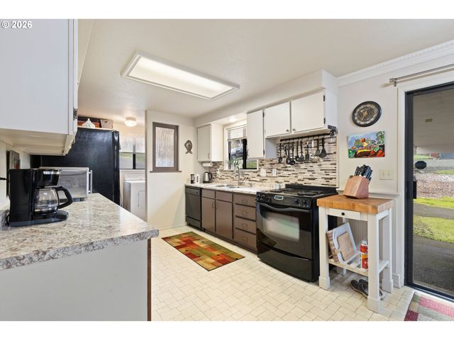 479 2ND St, Elkton, OR 97436