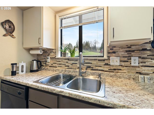 479 2ND St, Elkton, OR 97436