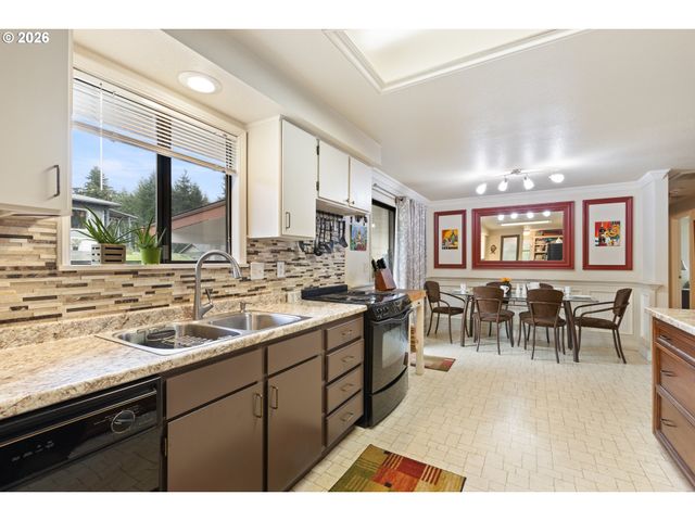 479 2ND St, Elkton, OR 97436