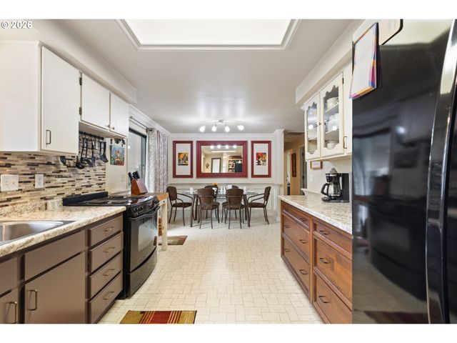 479 2ND St, Elkton, OR 97436