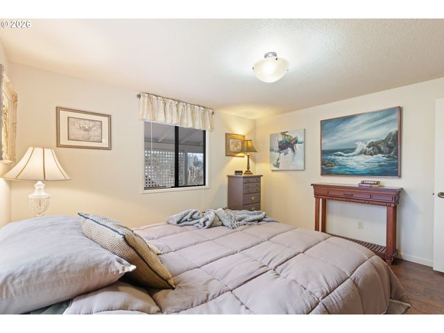 479 2ND St, Elkton, OR 97436