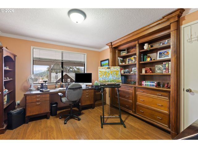 479 2ND St, Elkton, OR 97436