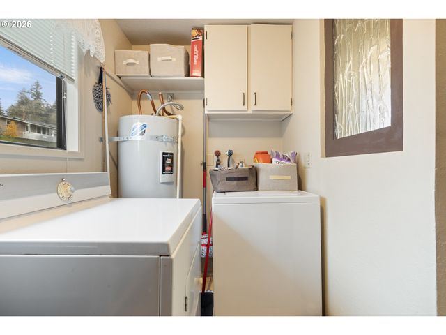 479 2ND St, Elkton, OR 97436