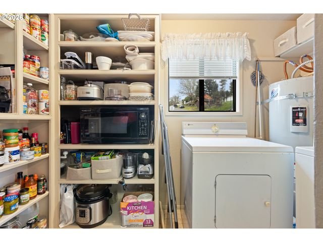 479 2ND St, Elkton, OR 97436