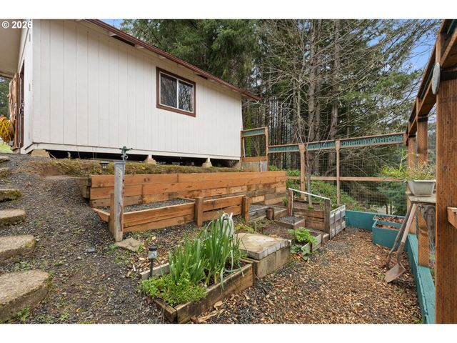 479 2ND St, Elkton, OR 97436