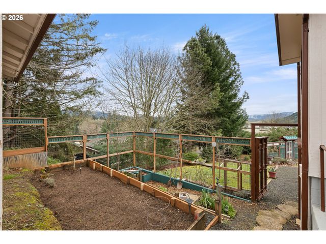 479 2ND St, Elkton, OR 97436