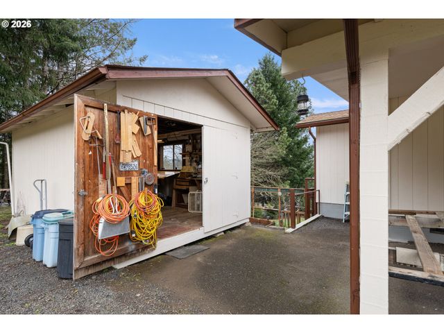 479 2ND St, Elkton, OR 97436