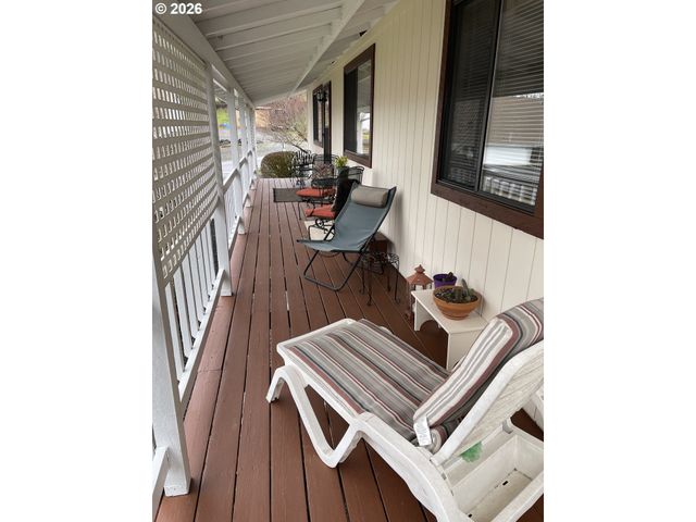 479 2ND St, Elkton, OR 97436