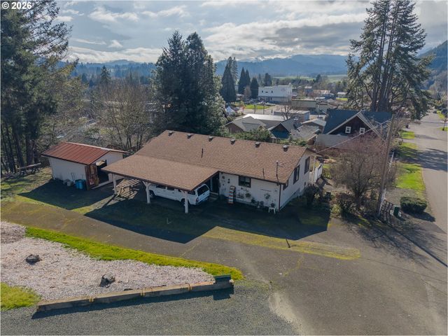 479 2ND St, Elkton, OR 97436