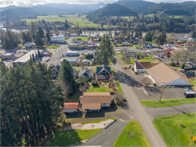 479 2ND St, Elkton, OR 97436