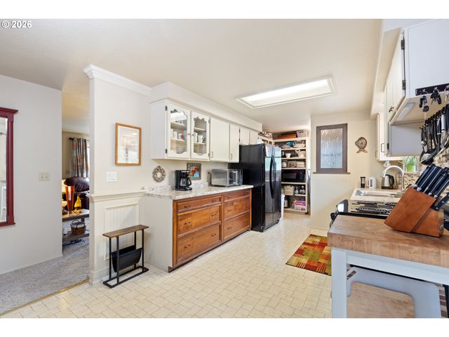 479 2ND St, Elkton, OR 97436